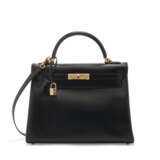 A BLACK CALFBOX LEATHER RETOURNÉ KELLY 32 WITH GOLD HARDWARE - фото 1