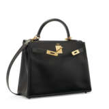 A BLACK CALFBOX LEATHER RETOURNÉ KELLY 32 WITH GOLD HARDWARE - Foto 2