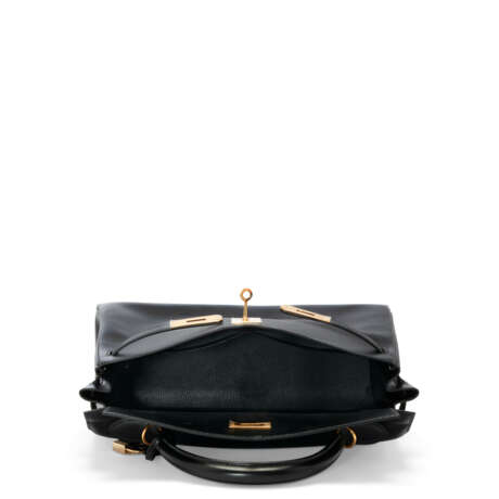 A BLACK CALFBOX LEATHER RETOURNÉ KELLY 32 WITH GOLD HARDWARE - фото 5