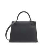 A BLACK EPSOM LEATHER SELLIER KELLY 28 WITH PALLADIUM HARDWARE - Foto 3