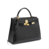 A BLACK CALFBOX LEATHER SELLIER KELLY 32 WITH GOLD HARDWARE - фото 2