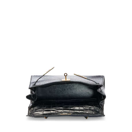 A SHINY BLACK POROSUS CROCODILE SELLIER KELLY 28 WITH GOLD HARDWARE - photo 5