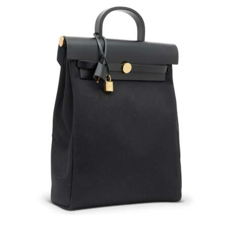 A BLACK CANVAS & VACHE HUNTER HERBAG À DOS ZIP WITH GOLD HARDWARE - photo 2