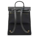A BLACK CANVAS & VACHE HUNTER HERBAG À DOS ZIP WITH GOLD HARDWARE - Foto 3