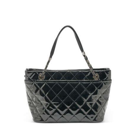 A BLACK PATENT LEATHER GRAND SHOPPING BAG WITH SILVER HARDWARE - photo 3
