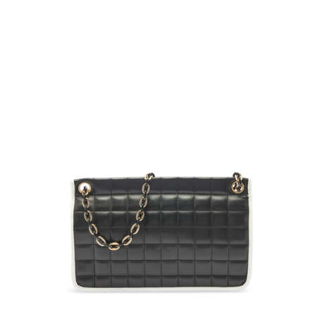 A BLACK & WHITE LAMBSKIN LEATHER FLAP BAG WITH GOLD HARDWARE - Foto 3