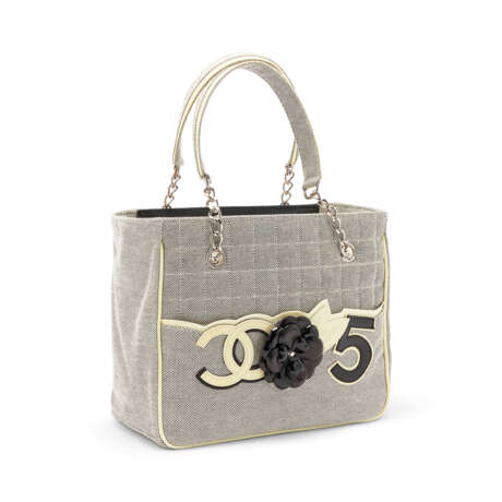 A GREY CANVAS & CREAM LEATHER N°5 CAMÉLIA PETIT SHOPPING TOTE WITH SILVER HARDWARE - Foto 2