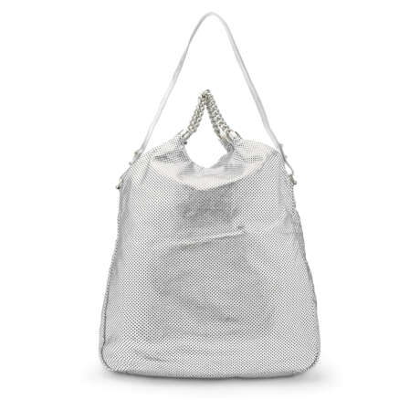 A METALLIC SILVER PERFORATED LEATHER RODEO DRIVE HOBO BAG WITH SILVER HARDWARE - Foto 3