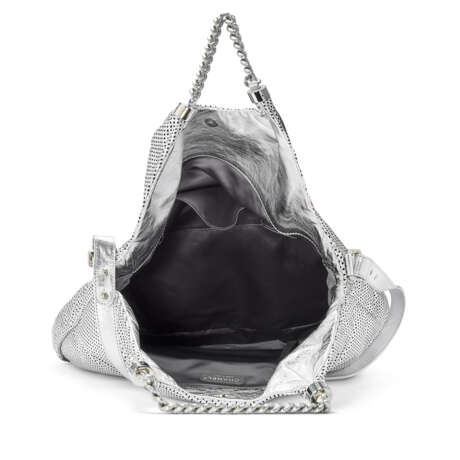 A METALLIC SILVER PERFORATED LEATHER RODEO DRIVE HOBO BAG WITH SILVER HARDWARE - фото 5