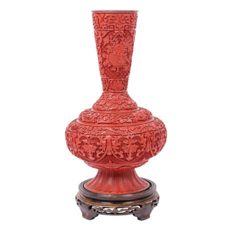Red carved lacquer vase. CHINA, 20th c. - Foto 1
