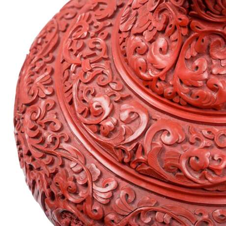Red carved lacquer vase. CHINA, 20th c. - Foto 8