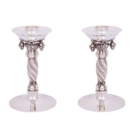 GEORG JENSEN Pair of candlesticks 'Grape', 925 silver, 20th c. - Foto 2