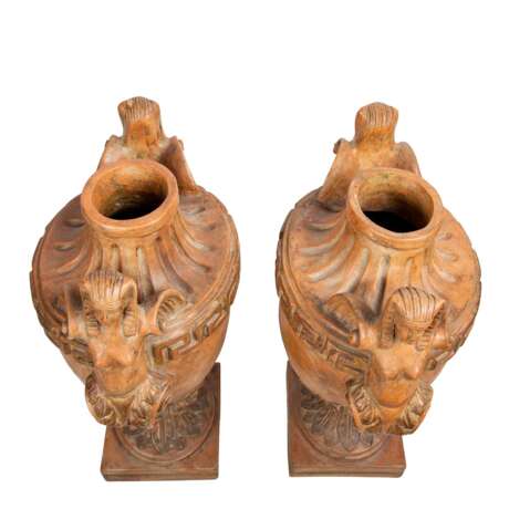 DECORATIVE PAIR OF FLOOR VASES IN EGYPTIAN STYLE - Foto 5