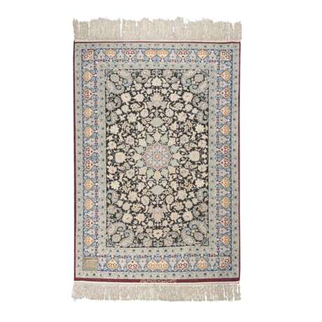 Oriental carpet with silk. ISFAHAN/PERSIA, 20th century, 160x110 cm. - Foto 2