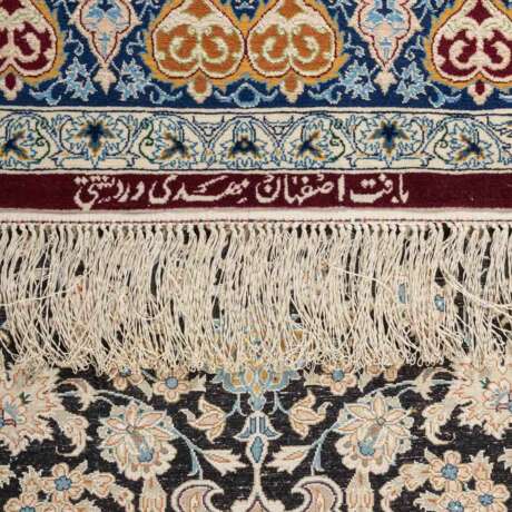 Oriental carpet with silk. ISFAHAN/PERSIA, 20th century, 160x110 cm. - photo 3