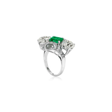 EMERALD AND DIAMOND RING - photo 4