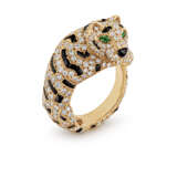 CARTIER DIAMOND, ONYX AND EMERALD TIGER RING - photo 1