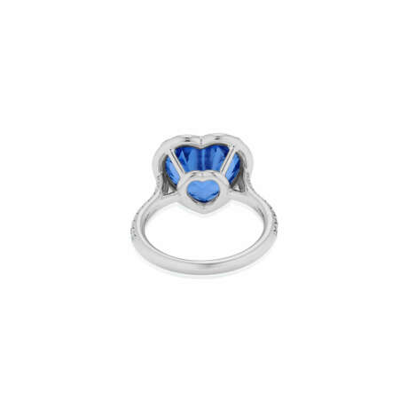 NO RESERVE | TIFFANY & CO. SAPPHIRE AND DIAMOND RING - photo 5