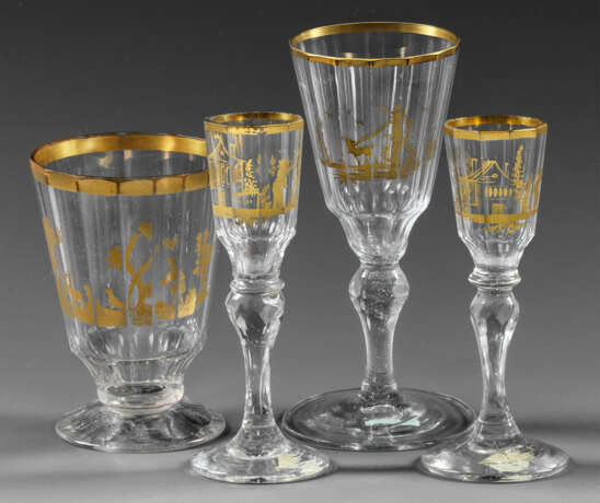 Kollektion von vier schlesischen Gläsern mit Golddekor - Foto 1