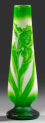 Vase mit geschnittenem Schwertlilien-Dekor von Muller Frères