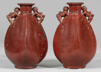 Paar Vasen mit Doppel-Löwenhenkeln und Ochsenblutglasur