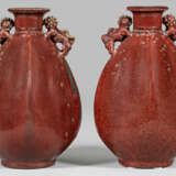 Paar Vasen mit Doppel-Löwenhenkeln und Ochsenblutglasur - фото 1