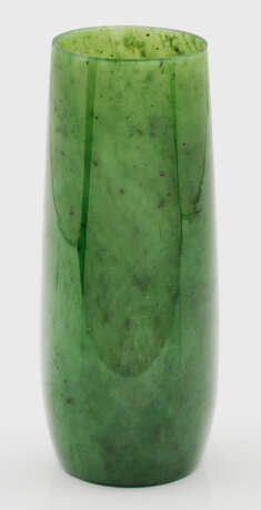 Schlicht-elegante Nephrit-Vase - Foto 1