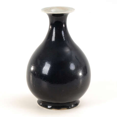 Monochrome Vase. - photo 1