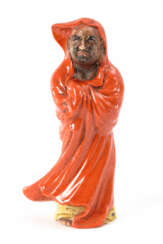 Mythologische Figur im roten Mantel.