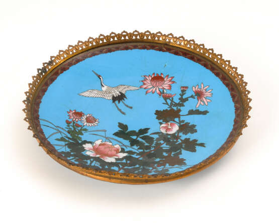 Cloisonné-Schale mit Blumen und Kranich. - фото 1