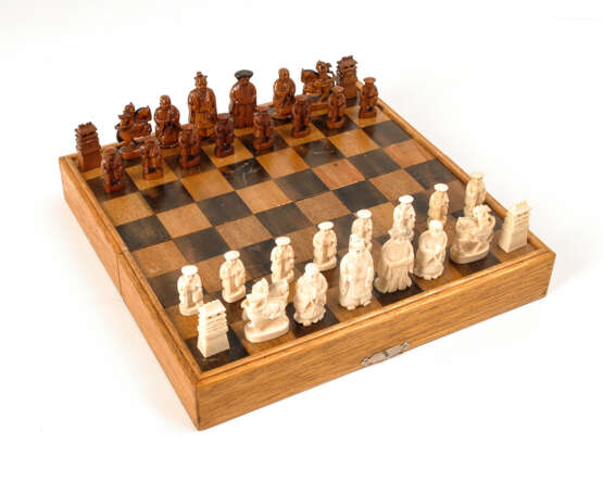 Elfenbein-Schachspiel in Spielkassette. - photo 1