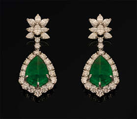 Paar prachtvolle Juwelen-Ohrgehänge mit Smaragden