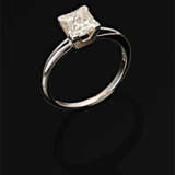 Klassischer Diamantsolitär-Ring - фото 1