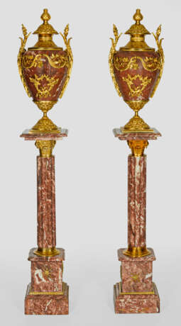 Paar repräsentative Napoleon III-Vasen auf Säulen - фото 1