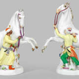 Paar Figuren von Pferdebändigern als Gegenstücke - фото 1
