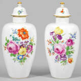 Paar große Deckelvasen mit Dekor "Deutsche Blume" - фото 1