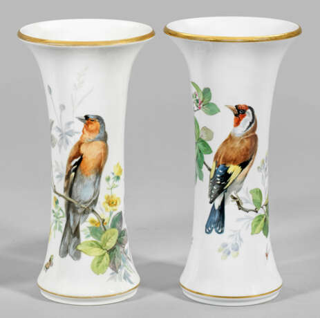 Paar Flötenvasen mit Vogeldekor - photo 1