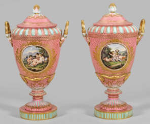 Paar Weimar-Vasen mit Puttendarstellung nach Rubens