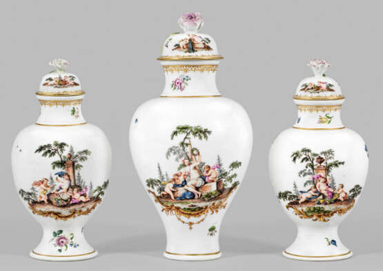Seltener Meissen Vasensatz mit Amoretten-Dekor nach Boucher - photo 1