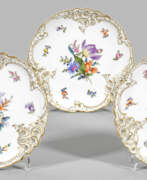 Porzellanmanufaktur Nymphenburg. Fünf Dessertteller mit Blumendekor