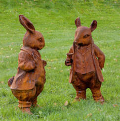Zwei Gartenfiguren von Peter Rabbit und Mr. Ratty
