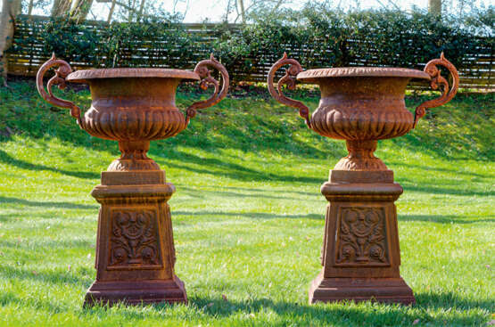 Paar Gartenvasen auf Podestsockeln - Foto 1