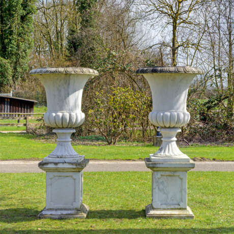 Paar imposante Parkvasen auf Podestsockel - фото 1