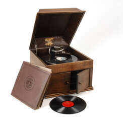 Tischgrammophon "Elektrola" mit ca. 67 Schallplatten. 