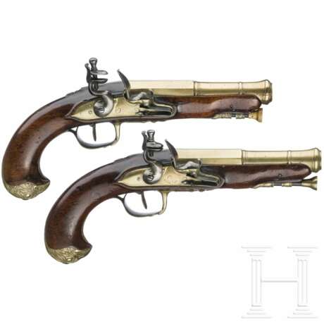 Ein Paar Steinschlosspistolen mit Messingläufen, Frankreich, um 1780 - фото 1