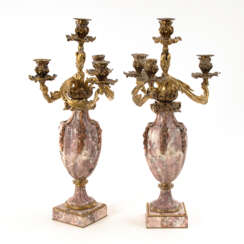 Paar 4-flammige Kandelaber im Rokoko-Stil mit Marmor-Vasen.