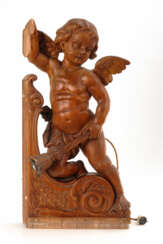 Geschnitzter Putto mit Lampe.