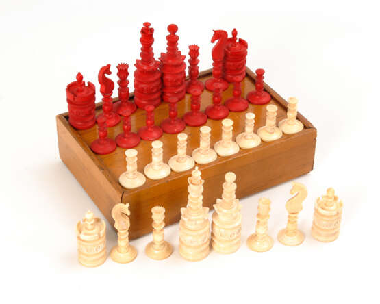 Schachfiguren aus Bein im Holzkasten. - Foto 1