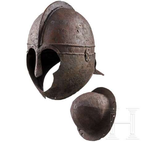 Spätrömischer, zweischaliger Kammhelm aus Eisen, 4. Jhdt. n. Chr., dazu ein zeitgleicher Schildbuckel - фото 1