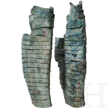Römische Lamellen-Beinschienen eines Panzerreiters (catafractarius), 3. Jhdt. - Foto 1